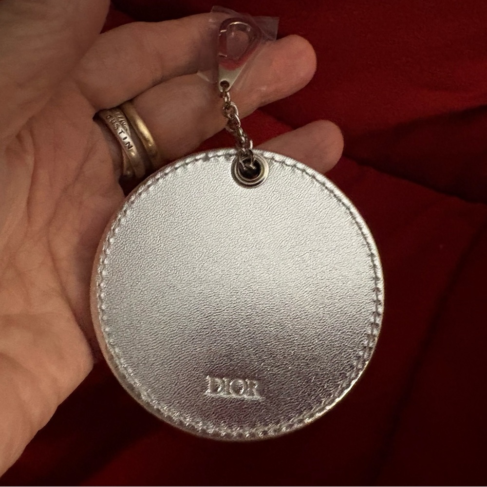 Dior VIP Shimmering Silver Compact mirror. - Picture 3 of 5